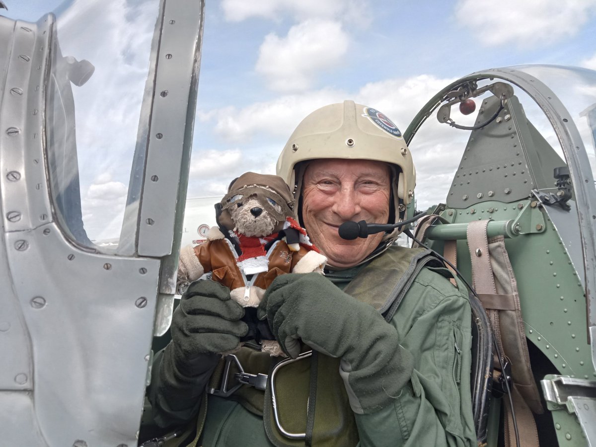 SonningBear's tweet photo. @TourGuideTed It was great to see Grizzly safely back on the ground!
Then we had a look around the museum and aircraft repair workshop, before a beer with my mate Theo!
#SmallBearsNeedBeer https://t.co/N2S0ytkkJU