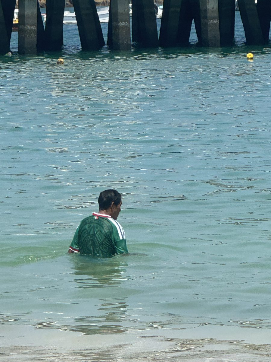 el_letritas's tweet photo. Me gusta pensar que este señor exclamó esta oración dentro del mar:

“Señora del Pacífico Mexicano,
bendice esta playera.
Límpiala de las malas energías que han rodeado este quinto partido durante tantos años.
Y que el agua se lleve los fantasmas del pasado” @miseleccionmx https://t.co/V3k0ZtfvQx
