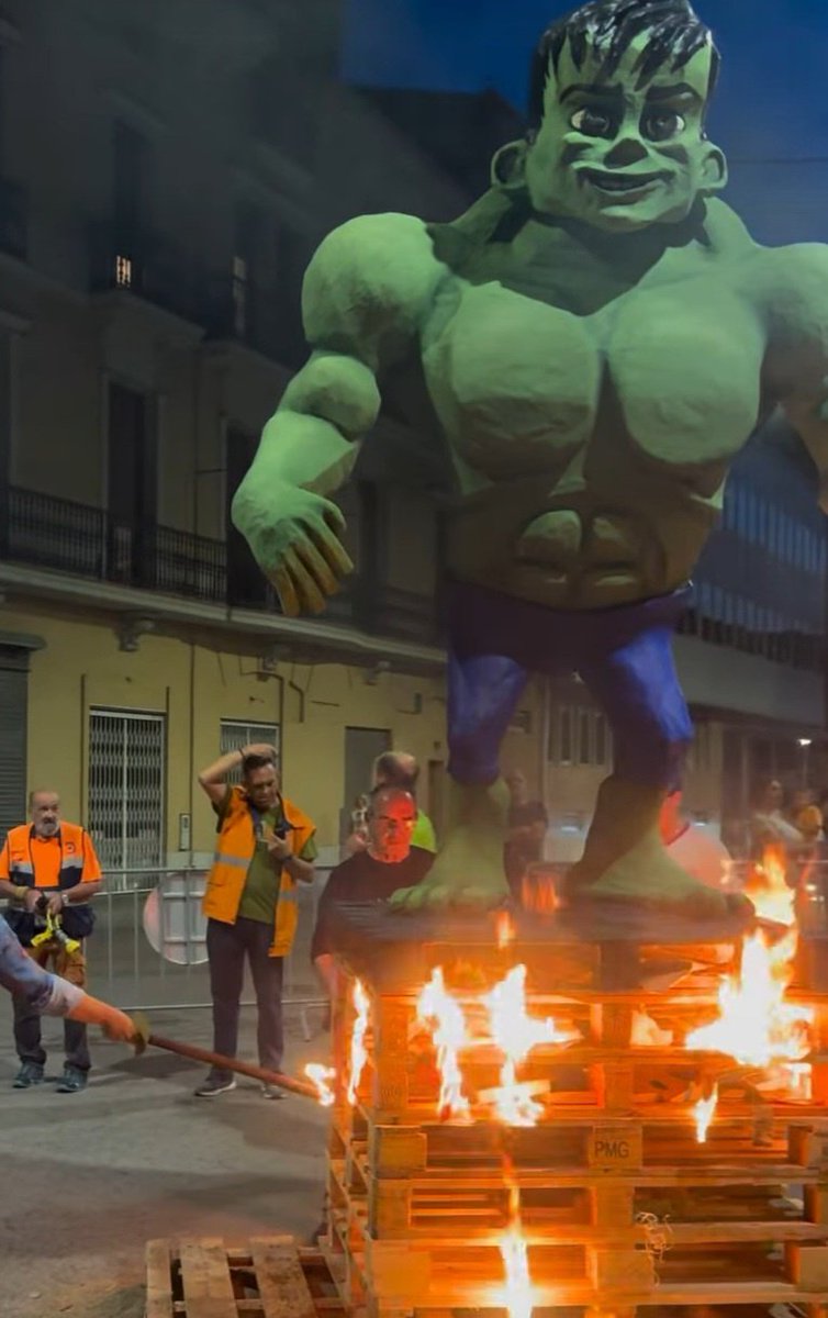 ProtCivilRipoll's tweet photo. Servei preventiu durant la crema del ninot a la festa 2026 del Barri del Ninot de #Ripoll https://t.co/Xx9qRZmk2p