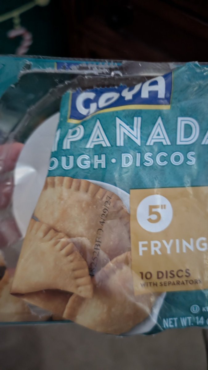 MAGAmomof4's tweet photo. @GoyaFoods 

I don't think you'll see this as I'm a super small account...... Please read this!! 

Your empanada, 5" disks from a FL Publix are horrible!!  I've been buying for years, I saw the package change and dealt with it but now I open a package and it smells like @PlayDoh https://t.co/WzAxXFsq4M