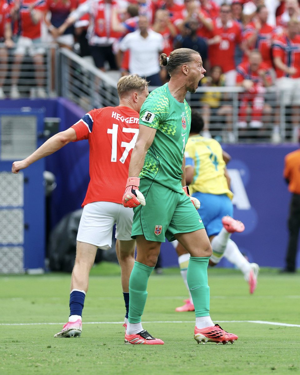 MPlusDeportes's tweet photo. 🦸‍♂️ Orjan 𝑺𝒂𝒍𝒗𝒂𝒅𝒐𝒓 Nyland.

🇳🇴 El portero noruego 𝗱𝗲𝘁𝘂𝘃𝗼 𝗲𝗹 𝗽𝗲𝗻𝗮𝗹𝘁𝗶 a Bruno Guimaraes.

#LaCasaDelFútbol https://t.co/zI4mAVDsPi