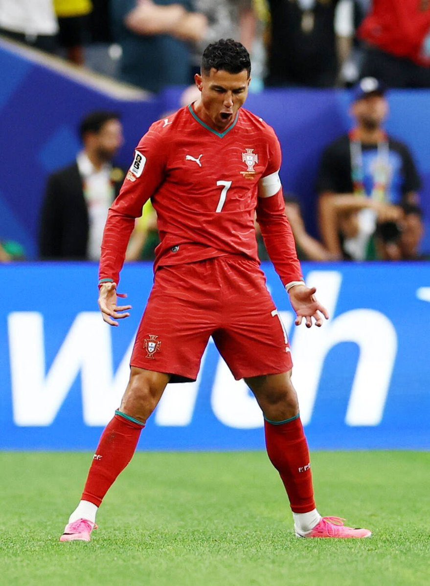 e7ernamente's tweet photo. Cristiano Ronaldo 🐐 :  "Todos ustedes llevan 23 años intentando derribandome y no pueden. Mi carrera se va a terminar cuando yo lo diga , y no cuando USTEDES LOS PERIODISTAS QUIERAN". 💣 https://t.co/Ao0WzmgCWW