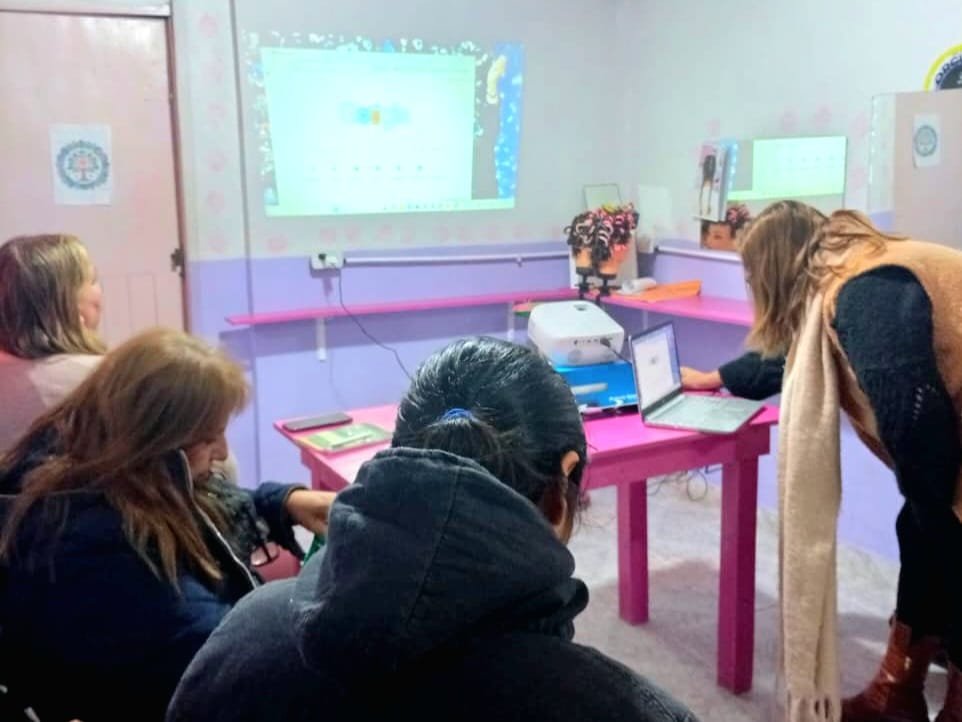 HebeLencina's tweet photo. 💻 💜 TALLER de GOOGLE DRIVE.

En una nueva edición, llevamos a cabo otra formación en GOOGLE DRIVE en la Casa de Mujeres, Géneros e Infancias de San Vicente, con las mujeres aprenden a dominar la nube, el correo electrónico y las herramientas de oficina sincrónica. https://t.co/lAvFcR8G00