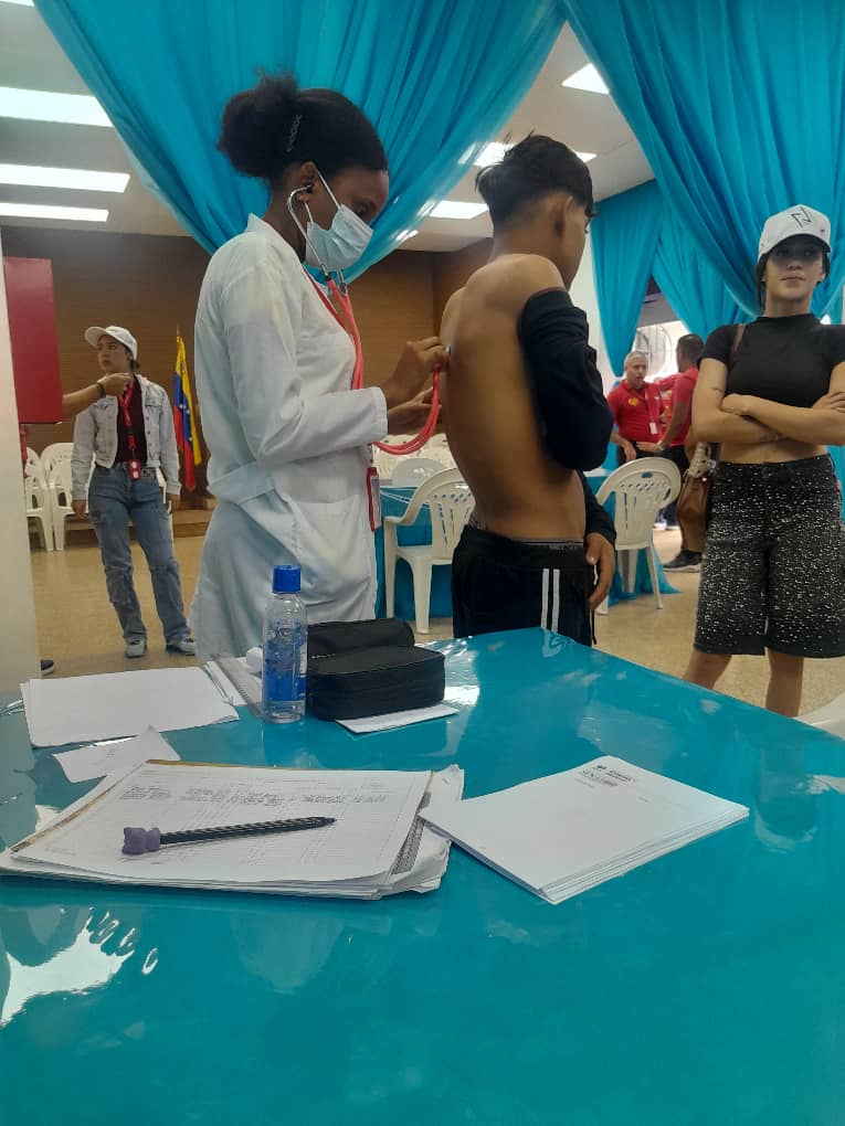 cubacooperaven's tweet photo. 📍 Despliegue médico en el Refugio Escuela Francisco Pimentel, Quinta Crespo.

La Dra. Ivette Sánchez y la Dra. Lisbet Campaña Solano (Oftalmología) brindan atención especializada a pacientes afectados por el reciente sismo. 
#Salud #DistritoCapital https://t.co/XyDSORkRHK