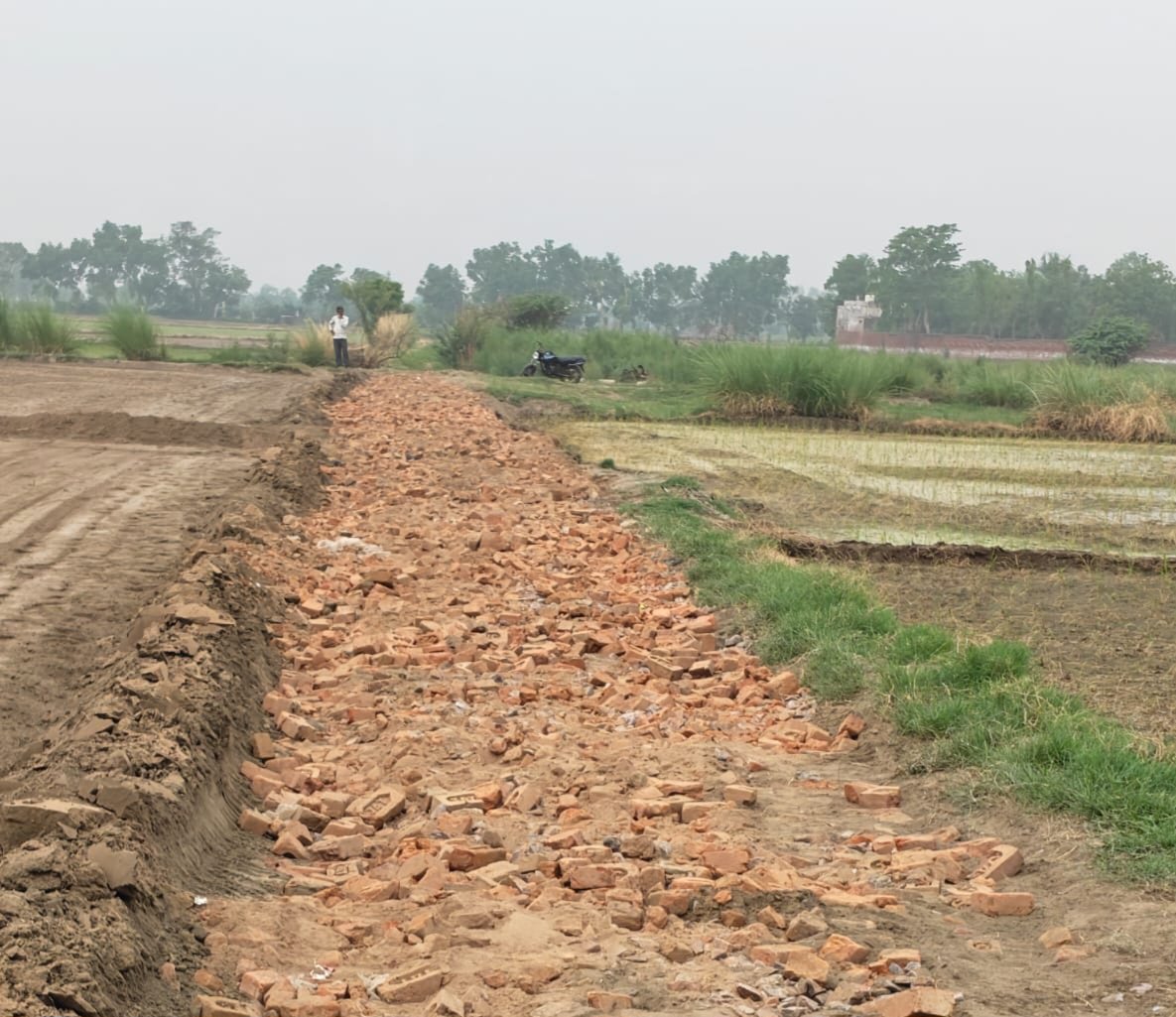 Parmodkumad's tweet photo. क्षेत्रीय कानूनगो जगवीर सिंह ने 01/07/2026 को IGRS में गलत रिपोर्ट लगाकर, बिना पैमाइश, बिना अभिलेख एवं बिना पुलिस को अवगत कराए, DM sir आदेश बताकर मेरे खेत से जबरन रास्ता निकाल दिया और उसी रात उसे पक्का भी करा दिया। मुझे किसी की जमीन नहीं चाहिए, केवल कोर्ट के आदेशानुसार अपनी वैधानिक भूमि और न्याय चाहिए।
@PMOIndia