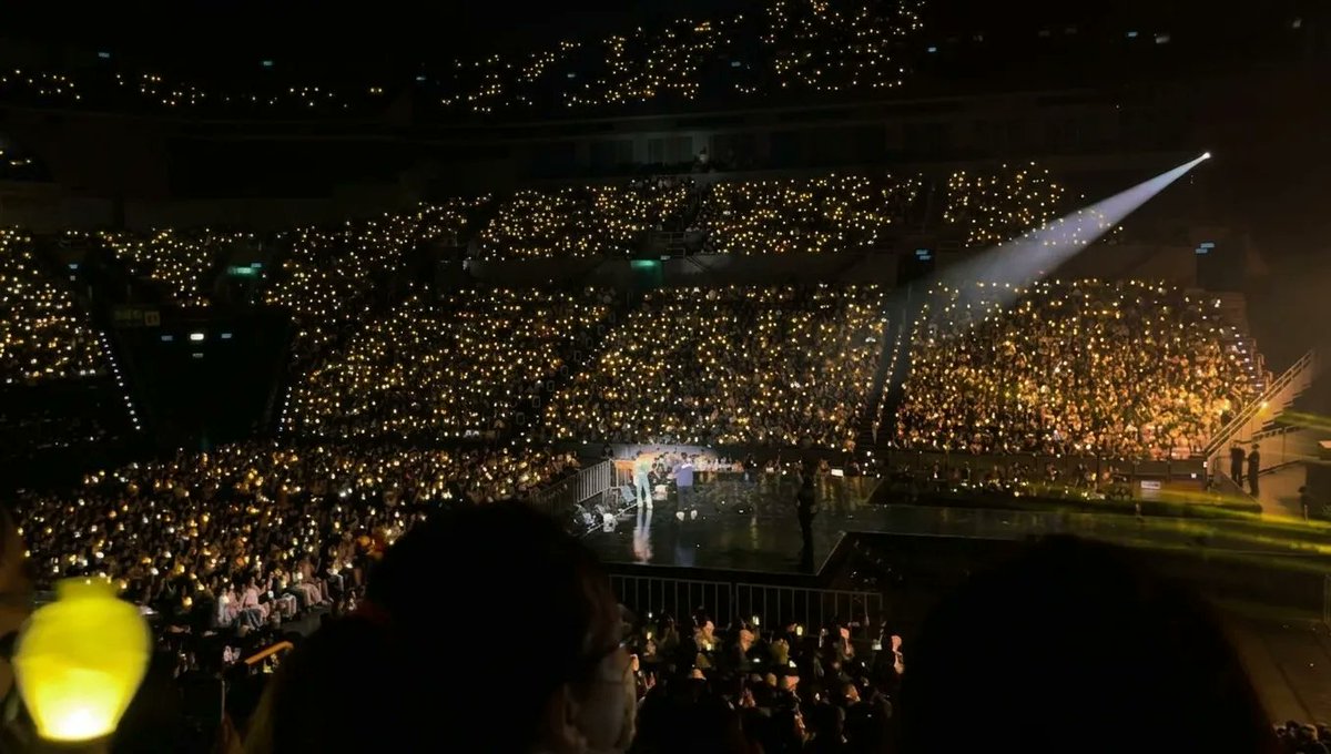 DragonKazoo77's tweet photo. MOOMOOs at Kaohsiung 4WARD concert day 2 adjusted their moobang colors according to MAMAMOO members's solo stages. 

Hwasa 🟡
Wheein ⚪️
MoonByul 🔴
Solar 🔵

source: https://t.co/1j2gwUwHZ3 https://t.co/ABpaVm3iv7