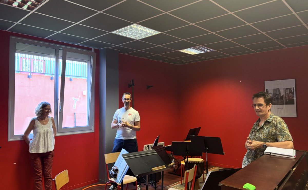 S_MOUBTASSIM's tweet photo. Lundi 29 juin marquait une étape importante au Conservatoire de Val-de-Reuil : jour d’examen et de passage.
Après 5 années d’engagement, de régularité et de passion, depuis l’âge de 7 ans, il franchit une nouvelle étape en intégrant le cycle 2 de formation musicale.
Un grand merci à Manou, Lucas et Vincent pour leur accompagnement et leur bienveillance.
Et l’année se termine également de belle manière au collège, avec des félicitations reçues, qui viennent couronner ses efforts.
Autant de moments qui nourrissent, encouragent et rappellent pourquoi on continue, toujours, à tenir bon en tant que parents.
#FiertéParentale #ParcoursEtEfforts  #Réussite #Conservatoire #Collège #Motivation #CheminDeVie
