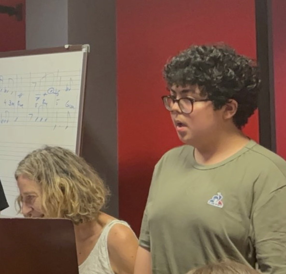 S_MOUBTASSIM's tweet photo. Lundi 29 juin marquait une étape importante au Conservatoire de Val-de-Reuil : jour d’examen et de passage.
Après 5 années d’engagement, de régularité et de passion, depuis l’âge de 7 ans, il franchit une nouvelle étape en intégrant le cycle 2 de formation musicale.
Un grand merci à Manou, Lucas et Vincent pour leur accompagnement et leur bienveillance.
Et l’année se termine également de belle manière au collège, avec des félicitations reçues, qui viennent couronner ses efforts.
Autant de moments qui nourrissent, encouragent et rappellent pourquoi on continue, toujours, à tenir bon en tant que parents.
#FiertéParentale #ParcoursEtEfforts  #Réussite #Conservatoire #Collège #Motivation #CheminDeVie