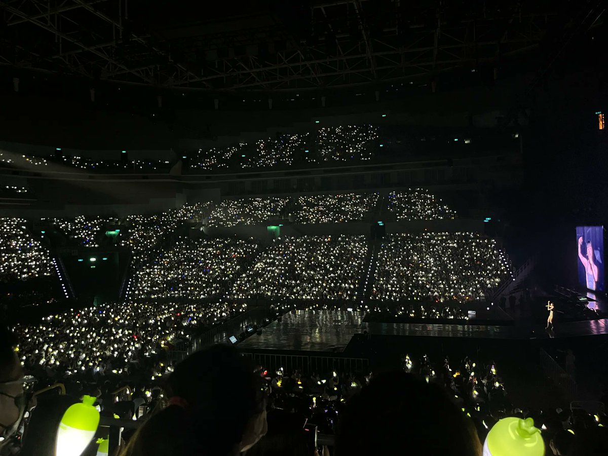 DragonKazoo77's tweet photo. MOOMOOs at Kaohsiung 4WARD concert day 2 adjusted their moobang colors according to MAMAMOO members's solo stages. 

Hwasa 🟡
Wheein ⚪️
MoonByul 🔴
Solar 🔵

source: https://t.co/1j2gwUwHZ3 https://t.co/ABpaVm3iv7