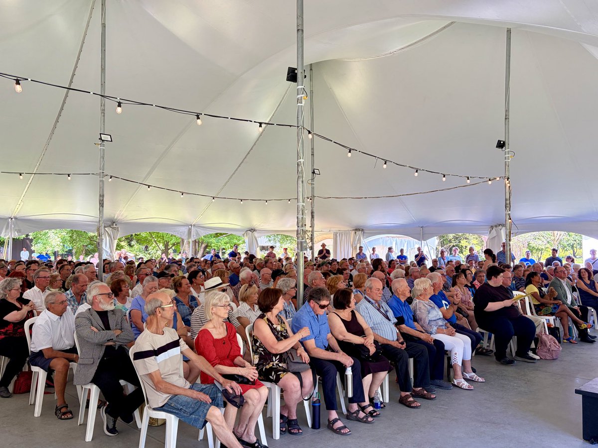 partiquebecois's tweet photo. Plus de 500 personnes étaient présentes lors de l’assemblée d’investiture à Saint-Hyacinthe aujourd’hui! Nos membres ont élu Simon-Pierre Savard-Tremblay qui sera notre candidat aux élections d’octobre prochain!

Essayiste et socio-économiste, @SPSTremblay est l’auteur de plusieurs essais sur l’état du Québec dans le monde. Pendant près de sept ans, il a eu le privilège de défendre les intérêts des gens de Saint-Hyacinthe en tant que député du Bloc Québécois. C’est à l’Assemblée nationale qu’il souhaite désormais porter leur voix. 

Simon-Pierre se joint à notre équipe parce qu’il croit que le Québec doit avoir un gouvernement fort et compétent pour défendre son économie, son identité et sa capacité collective d’agir. Selon lui, c’est grâce à l’indépendance du Québec que nous pourrons y arriver pleinement. 

Nous souhaitons également remercier Michèle Lemelin pour sa campagne à l’investiture. Nous sommes chanceux de pouvoir compter sur des gens engagés comme elle afin de défendre notre projet national.

Bienvenue dans l’équipe, Simon-Pierre!