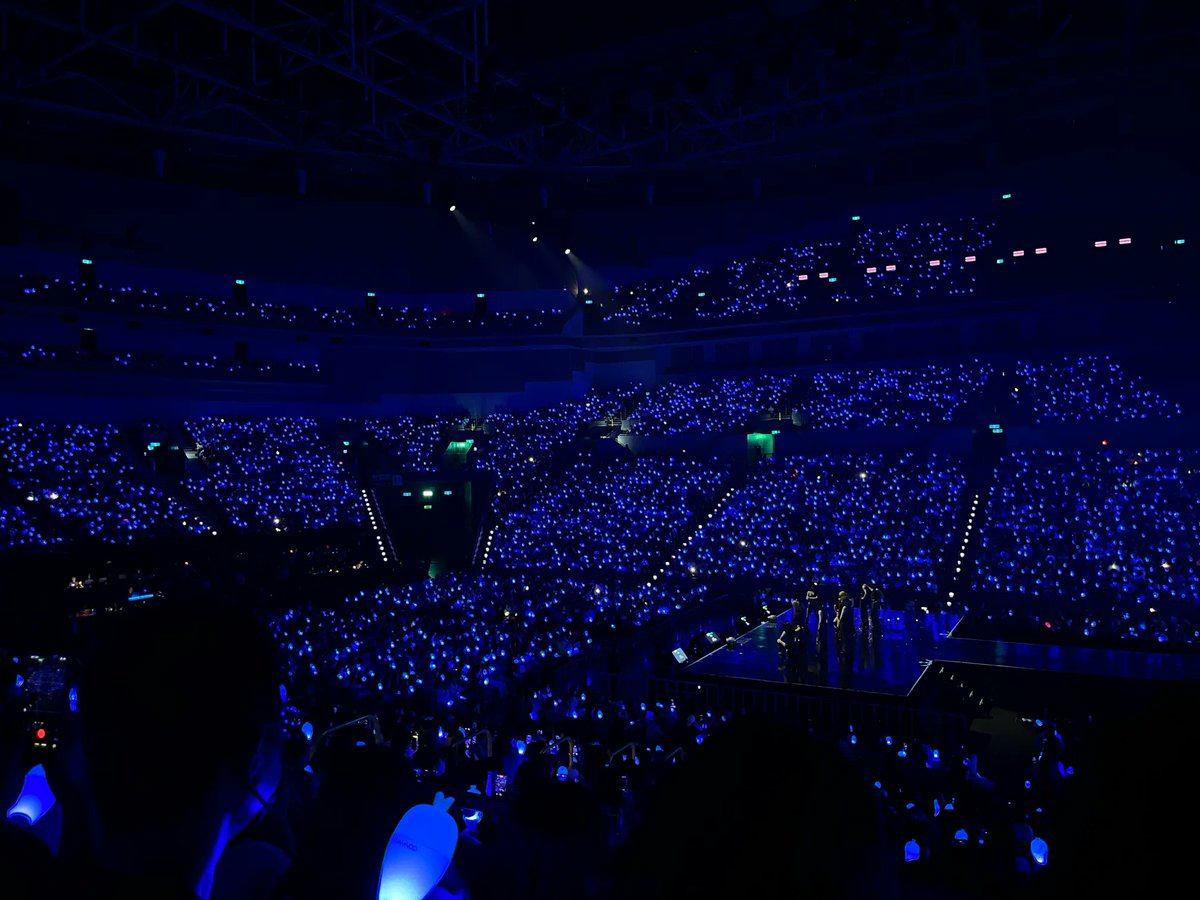 DragonKazoo77's tweet photo. MOOMOOs at Kaohsiung 4WARD concert day 2 adjusted their moobang colors according to MAMAMOO members's solo stages. 

Hwasa 🟡
Wheein ⚪️
MoonByul 🔴
Solar 🔵

source: https://t.co/1j2gwUwHZ3 https://t.co/ABpaVm3iv7