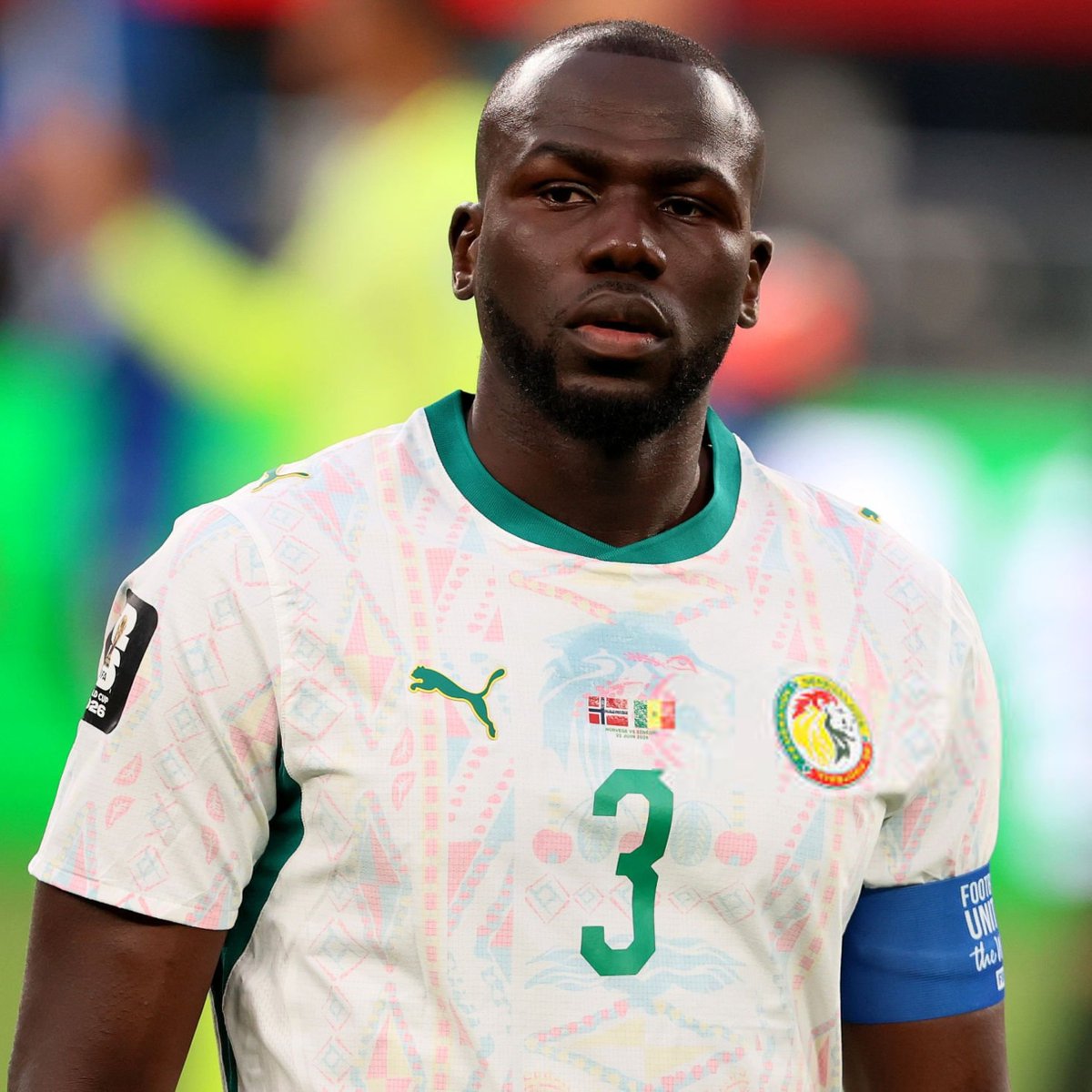 lnstantFoot's tweet photo. 🚨🚨 DES TENSIONS AURAIENT ÉCLATÉ ENTRE SADIO MANÉ ET KALIDOU KOULIBALY EN SÉLECTION ! 🇸🇳😡

La présence de Malang Sarr dans la liste du Sénégal aurait longtemps fait débat en interne.

Sadio Mané était favorable à sa convocation, contrairement à Kalidou Koulibaly, qui s'y serait opposé.

À la veille du match face à la France, Mané aurait même suggéré que Koulibaly déclare forfait afin de libérer une place pour le défenseur lensois. 😳

Depuis cet épisode, les relations entre les deux cadres se seraient dégradées…

( 🗞️ @footmercato )