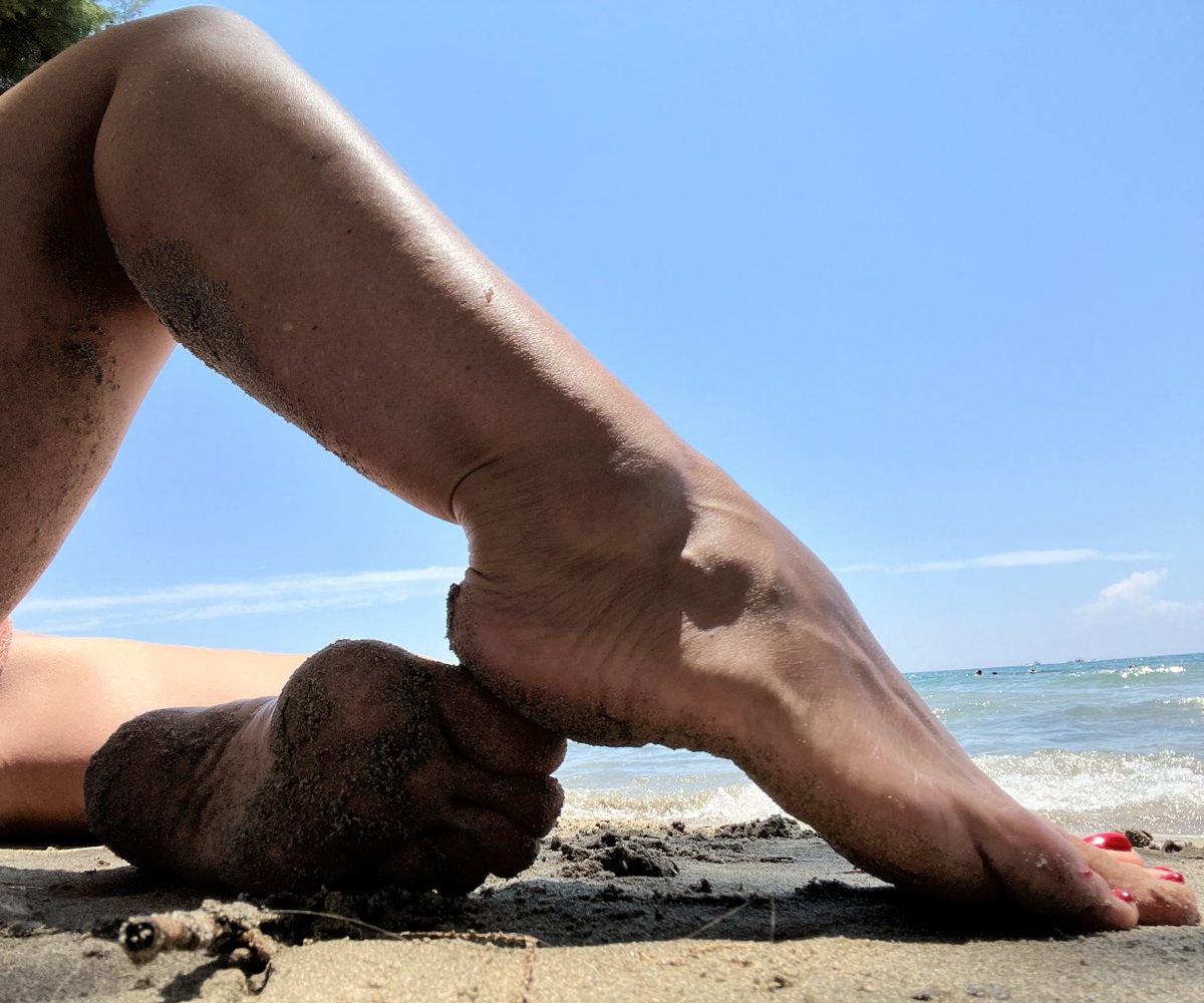 ladyChryseida's tweet photo. A gorgeous day out, but now I want your tongue to get to work
I hate sand on me! https://t.co/DZH8IceGzw