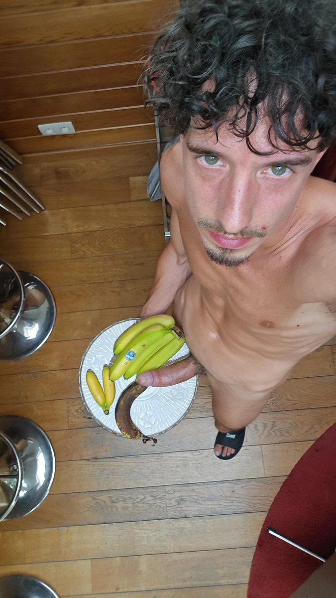 flo_OneLife's tweet photo. Tu préfères quelle banane 🍌 ?
Différentes tailles, couleurs, textures.
Il y a pour tous les goûts 😜
Mais une sera plus difficile en gorge profonde pour avaler en une fois ! 
Et elle a plus de saveur en bouche avec beaucoup de jus 💦💦💦💦
(Les mini banane, une tuerie) https://t.co/hmHjr1xtjL