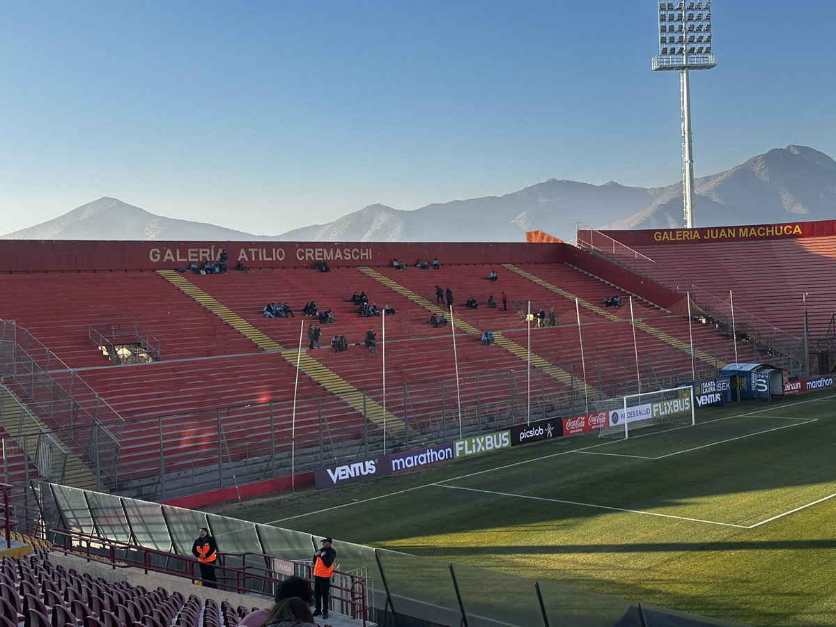 DJaraRamirez's tweet photo. Ya están los primeros hinchas de O’Higgins en el Estadio Santa Laura. Aún resta poco menos de una hora para que arranque el compromiso ante la Unión Española. @enelcamarin https://t.co/fP8wPmZcio