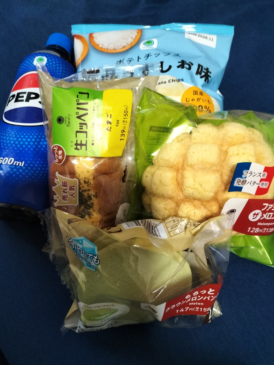 Kun_Rusiffa's tweet photo. 今朝の買出し♫3食の食事とは別の間食用なので、数日間に分けて食べる予定です💧 https://t.co/iydo1snhe8