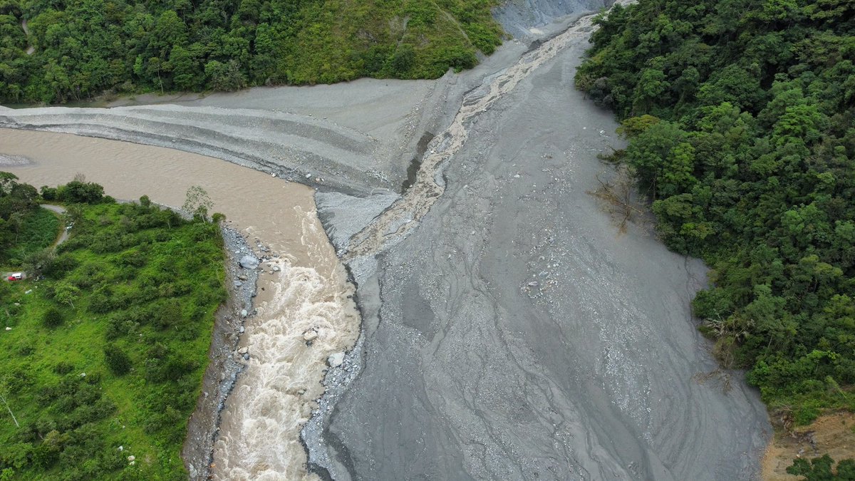 ICCUGOB's tweet photo. La creciente del río Blanco y la acumulación de material de arrastre aumentaron la lámina de agua, provocando pérdida parcial de la banca y afectaciones en el puente Los Canes, en Guayabetal https://t.co/9l1G2BhEcV