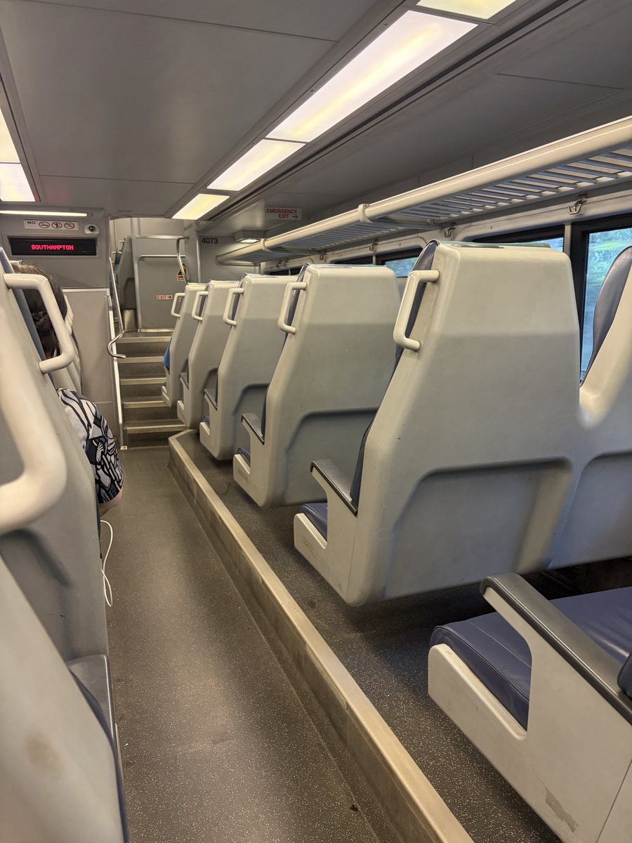 dmo06's tweet photo. @kipsbayguy Empty seats, 4 stops in https://t.co/1kGT8Iy2V1