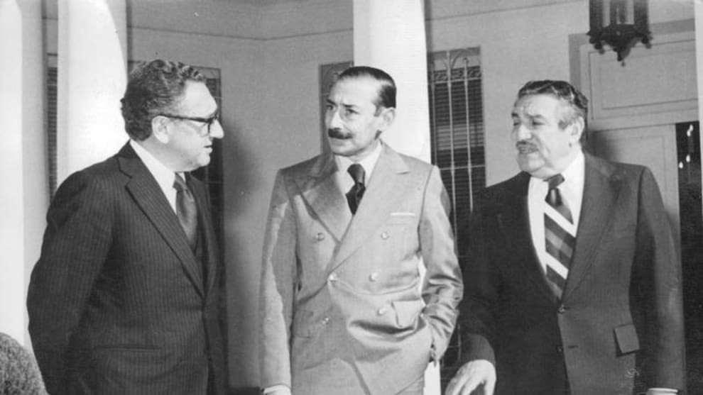 msarthou's tweet photo. 1978: Videla entra al vestuario de Perú (acompañado por Henry Kissinger). Para darles “un mensaje de hermandad latinoamericana”.
Terminó 6 a 0. 
2026: Trump y la Casa Blanca -oficial y públicamente- le agradecen a FIFA por revertir una tarjeta roja a un jugador de EEUU. 
El juego sigue siendo hermoso.