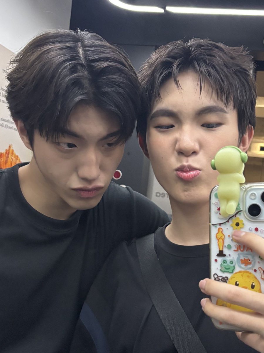 lightonflowers's tweet photo. how does pinterest see you?  
• thai bl ship  
• flower 
• song lyrics  
• colour

(the lyrics :( https://t.co/B0a7wqqCsH