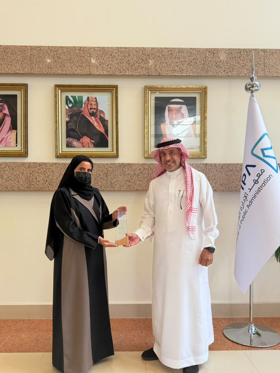expertsgulf's tweet photo. ✨الرئيس التنفيذي لمرصد الخبراء يكرم الدكتور/ عبدالله العمرو والأستاذة/ مرام الجعيد تقديراً لتميزهما في ورشة الذكاء الاصطناعي

▪️كرم الرئيس التنفيذي لمرصد الخبراء، الدكتور: محمد العمار، سعادة الدكتور/ عبدالله العمرو، مدير عام التعاون والشراكات بمعهد الإدارة العامة، بمناسبة حصوله على المركز الأول في ورشة عمل (توظيف الذكاء الاصطناعي في تطبيقات Excel)، التي نظمها مرصد الخبراء خلال الفترة من 28 إلى 29 أبريل 2026م، واستضافها معهد الإدارة العامة.

▪️كما شمل التكريم الأستاذة/ مرام الجعيد، مدير إدارة التعاون مع الخبراء بمعهد الإدارة العامة، تقديراً لجهودها المتميزة وإسهامها الفاعل في تنظيم الورشة، وما قدمته من دعم أسهم في نجاحها وتحقيق أهدافها.

▪️ويأتي هذا التكريم في إطار حرص مرصد الخبراء على ترسيخ ثقافة التميز، وتقدير الإنجازات، والاحتفاء بالمساهمات النوعية التي تسهم في نجاح برامجه ومبادراته، بما يعزز جودة مخرجاته وشراكاته المهنية.

#مرصد_الخبراء #الذكاء_الاصطناعي #التميز_المؤسسي #معهد_الإدارة_العامة 
 #الشراكات_الاستراتيجية