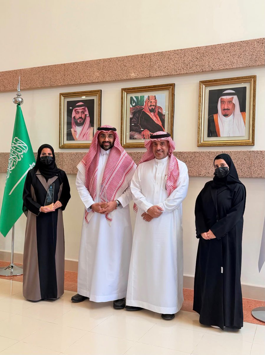 expertsgulf's tweet photo. ✨الرئيس التنفيذي لمرصد الخبراء يكرم الدكتور/ عبدالله العمرو والأستاذة/ مرام الجعيد تقديراً لتميزهما في ورشة الذكاء الاصطناعي

▪️كرم الرئيس التنفيذي لمرصد الخبراء، الدكتور: محمد العمار، سعادة الدكتور/ عبدالله العمرو، مدير عام التعاون والشراكات بمعهد الإدارة العامة، بمناسبة حصوله على المركز الأول في ورشة عمل (توظيف الذكاء الاصطناعي في تطبيقات Excel)، التي نظمها مرصد الخبراء خلال الفترة من 28 إلى 29 أبريل 2026م، واستضافها معهد الإدارة العامة.

▪️كما شمل التكريم الأستاذة/ مرام الجعيد، مدير إدارة التعاون مع الخبراء بمعهد الإدارة العامة، تقديراً لجهودها المتميزة وإسهامها الفاعل في تنظيم الورشة، وما قدمته من دعم أسهم في نجاحها وتحقيق أهدافها.

▪️ويأتي هذا التكريم في إطار حرص مرصد الخبراء على ترسيخ ثقافة التميز، وتقدير الإنجازات، والاحتفاء بالمساهمات النوعية التي تسهم في نجاح برامجه ومبادراته، بما يعزز جودة مخرجاته وشراكاته المهنية.

#مرصد_الخبراء #الذكاء_الاصطناعي #التميز_المؤسسي #معهد_الإدارة_العامة 
 #الشراكات_الاستراتيجية