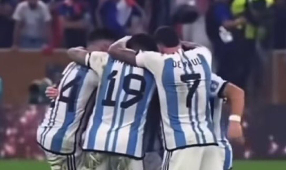 LozanoBump's tweet photo. @Joaconel Che y esto fue cuando messi se arrodilló después del penal de piolin montiel https://t.co/7WVNOR3Ufa
