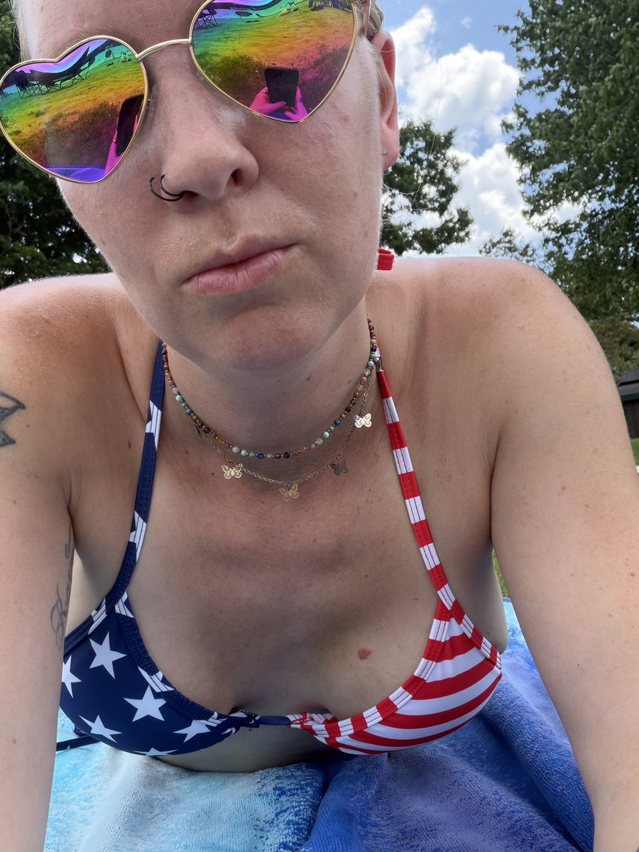 debsyogaof's tweet photo. You look like the 4th of July 👀 🇺🇸
Makes me want a hot dog real bad 🌭 🎉 https://t.co/7JILb6LaOC