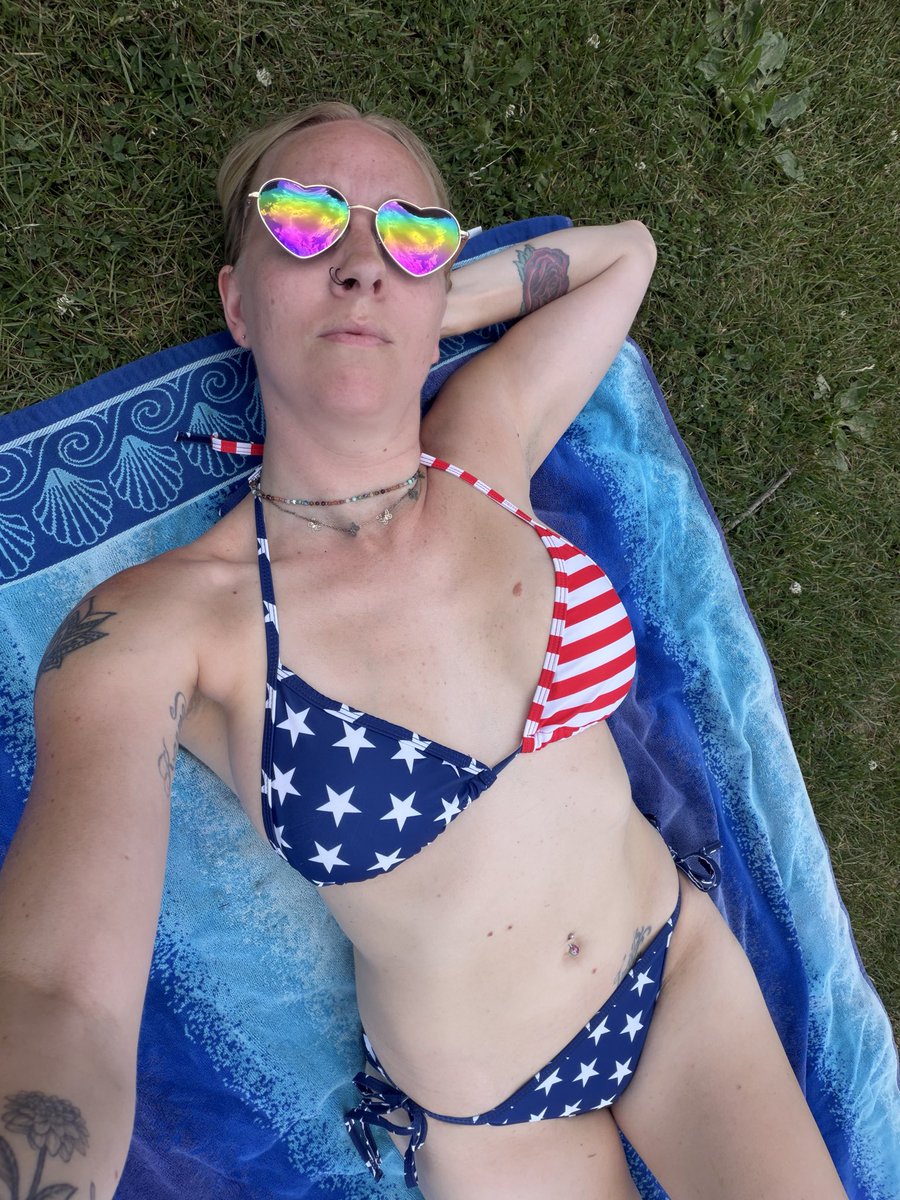 debsyogaof's tweet photo. You look like the 4th of July 👀 🇺🇸
Makes me want a hot dog real bad 🌭 🎉 https://t.co/7JILb6LaOC