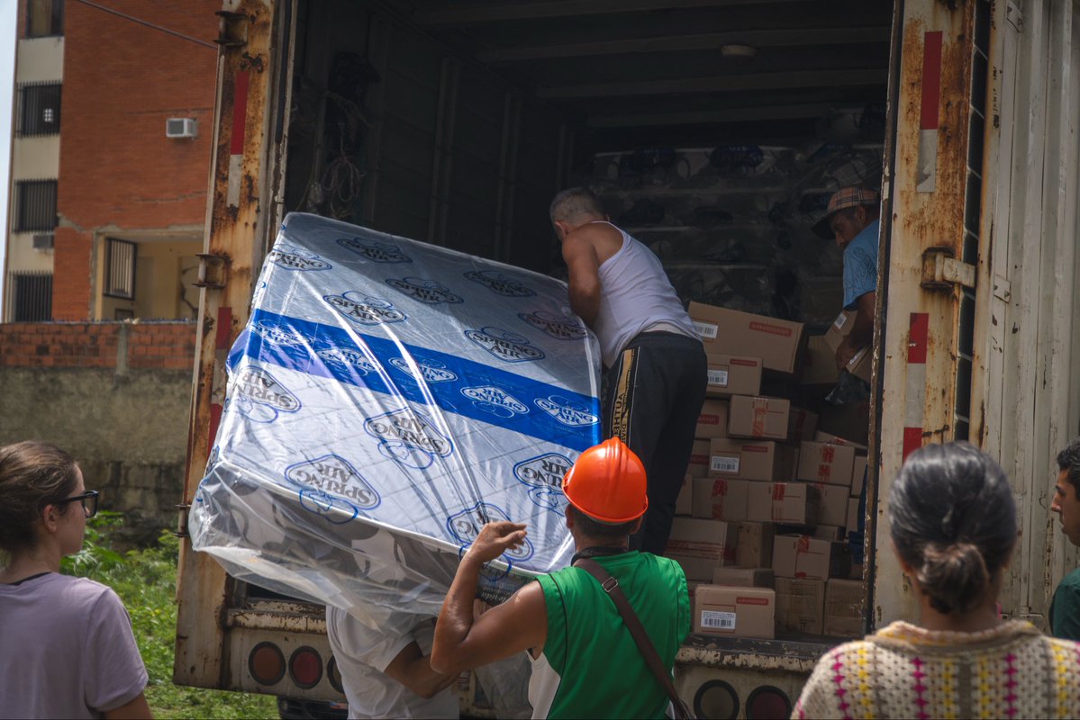 AllHandsHearts's tweet photo. 🇻🇪 Our team is helping set up a shelter in the Nuestra Señora de la Candelaria church in La Guaira, Venezuela, housing earthquake survivors. For days, people have slept on cement floors. We brought mattresses for more comfort for families to rest. Many will stay here until structural evaluations for their homes take place. With over 60,000 buildings severely damaged, it’s likely going to take months before they can return home. 

Additionally, we installed water filtration systems for safe drinking water and delivered cans of tuna and sardines for food, among other essential supplies such as diapers, electrolytes to combat severe dehydration, and medicines.

Help us continue our response: https://t.co/RWQVjo6JUy