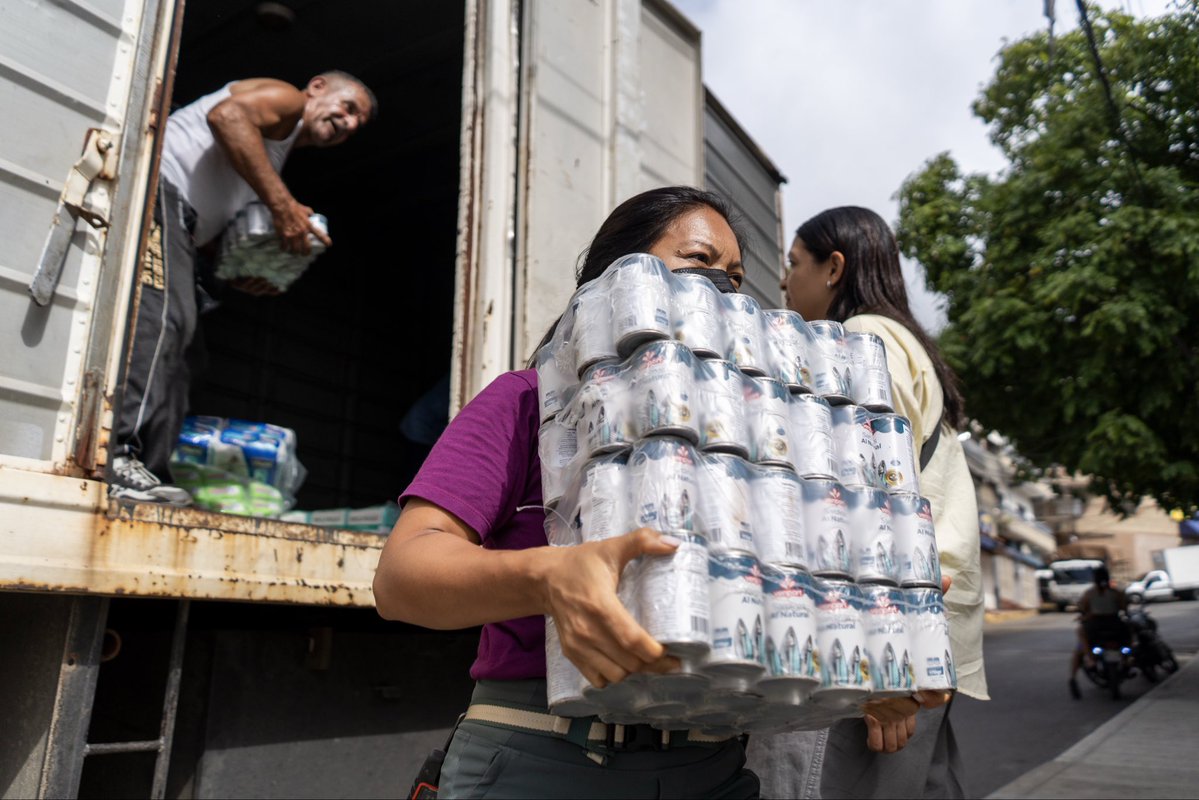 AllHandsHearts's tweet photo. 🇻🇪 Our team is helping set up a shelter in the Nuestra Señora de la Candelaria church in La Guaira, Venezuela, housing earthquake survivors. For days, people have slept on cement floors. We brought mattresses for more comfort for families to rest. Many will stay here until structural evaluations for their homes take place. With over 60,000 buildings severely damaged, it’s likely going to take months before they can return home. 

Additionally, we installed water filtration systems for safe drinking water and delivered cans of tuna and sardines for food, among other essential supplies such as diapers, electrolytes to combat severe dehydration, and medicines.

Help us continue our response: https://t.co/RWQVjo6JUy