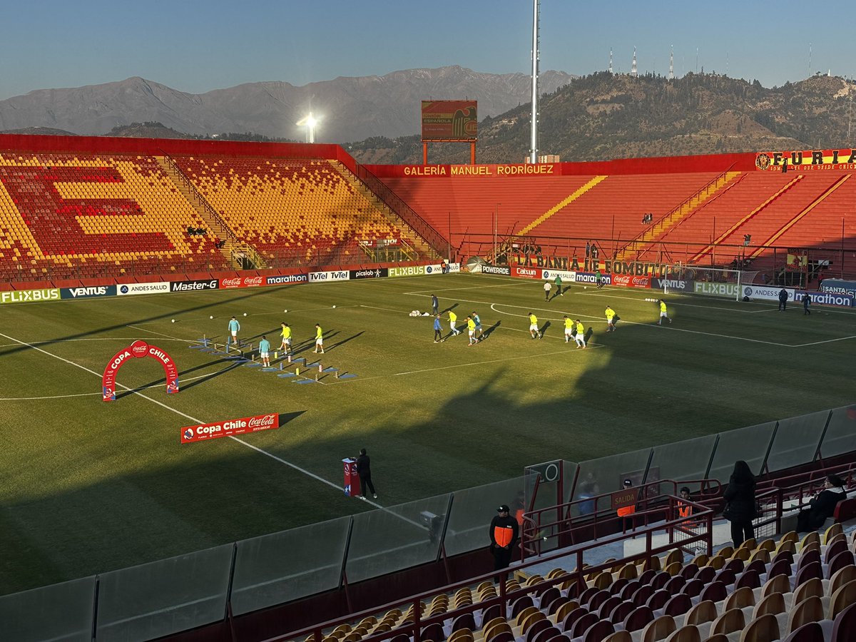 DJaraRamirez's tweet photo. El plantel de O’Higgins sale a la cancha a realizar el trabajo físico bajo el aplauso de sus hinchas. @enelcamarin https://t.co/9ox3NslIOt