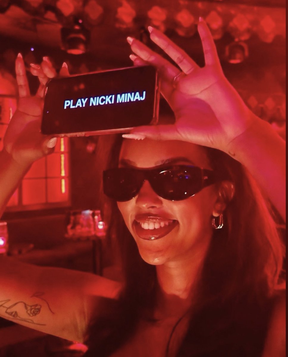 ONIKAZSLEEZE's tweet photo. Me at the club every time: https://t.co/w5YBG7lXif