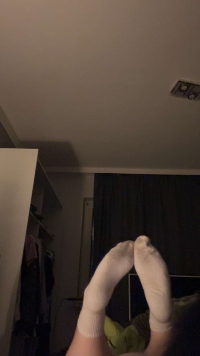 Koenigin_Anna's tweet photo. welcher looser möchte mir meine socken NUR mit seine lippen ausziehen?🤭 

hör auf zu sabbern schlampe 😂 

#geldherrin #zahlsklave #findom #socken #loser geldsklave zahlfotze https://t.co/pbFI3MXvrV