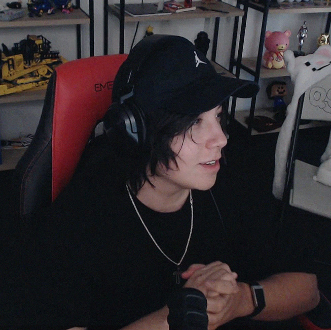luminxuse's tweet photo. quackity ayer          //////         quackity hoy

ya sea con pelo largo, pelo corto, con beanie o con gorra... él siempre DEVORA💅🏻 https://t.co/eggyqRoh4a