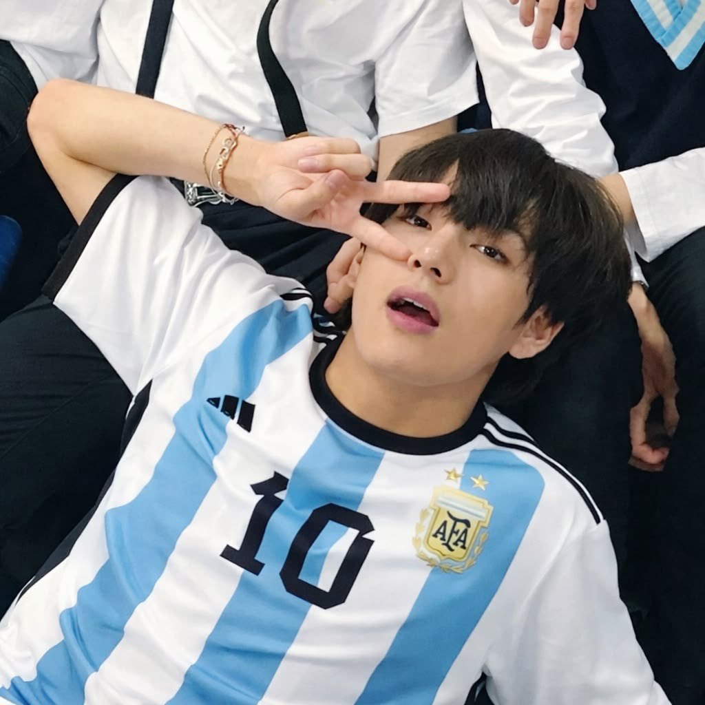 mnichonguki's tweet photo. holis, busco mutuals argentinas 🇦🇷

tengo 23, soy only army y ot7, busco mutis (mayores de edad en lo posible) para interactuarnos en todos los posts y chusmear!! me ayudan dando rt 🤍🙂‍↕️ https://t.co/ZxgUKWF2RK