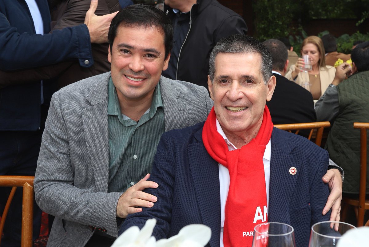 rodrigamarrak's tweet photo. Feliz cumpleaños líder querido @Horacio_Cartes 🇵🇾🚩🚩🚩 https://t.co/4csR9jpTCP