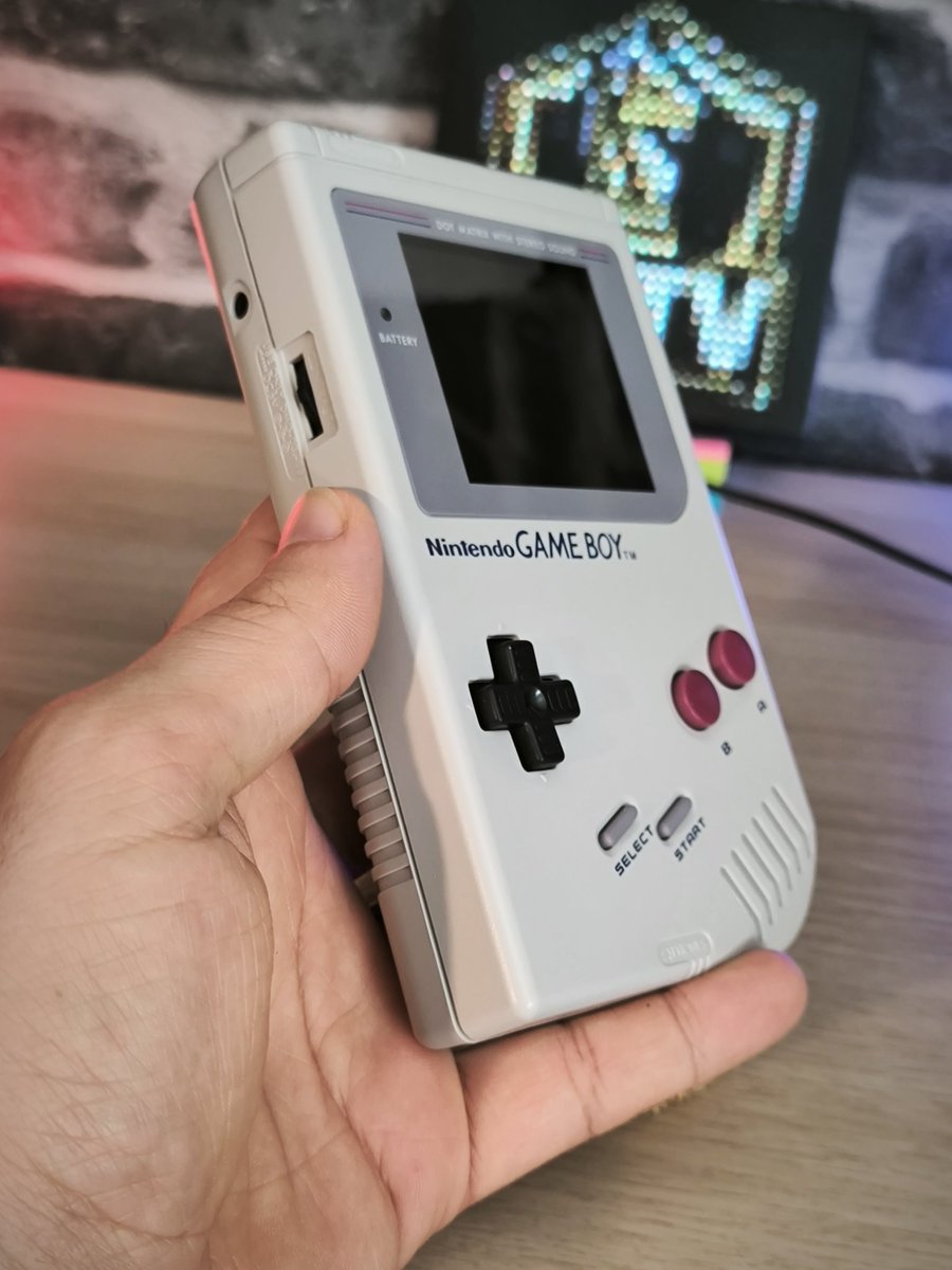 MichaelKnight69's tweet photo. Quelle fantastique petite machine qu'est la DMG-Color. 
Réinterprétation complète de la GameBoy original avec les composants d'une Color a l'intérieur sur des PCB neufs.

Aussi agréable a assembler qu'à jouer, c'est mon coup de cœur des ces dernières années en termes de modding. https://t.co/TOPHsi1nTW