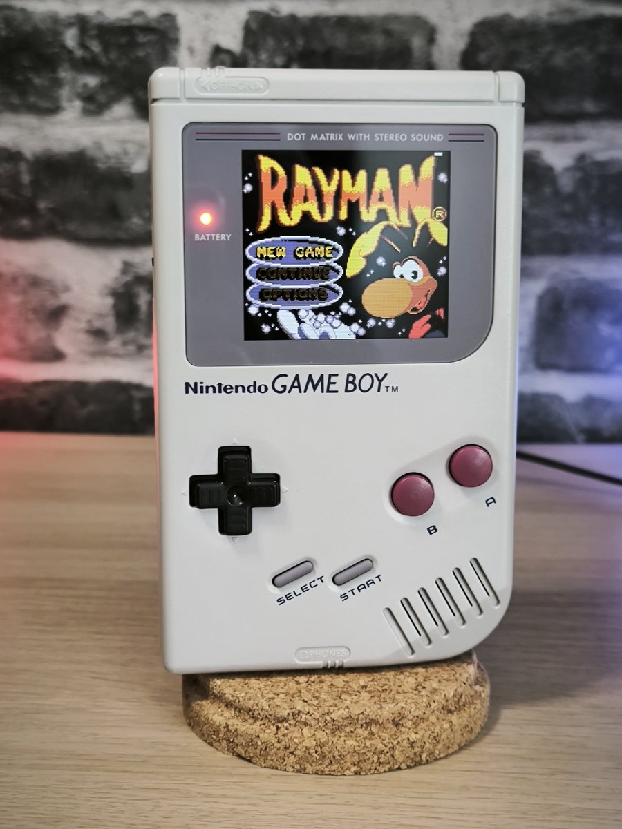 MichaelKnight69's tweet photo. Quelle fantastique petite machine qu'est la DMG-Color. 
Réinterprétation complète de la GameBoy original avec les composants d'une Color a l'intérieur sur des PCB neufs.

Aussi agréable a assembler qu'à jouer, c'est mon coup de cœur des ces dernières années en termes de modding. https://t.co/TOPHsi1nTW
