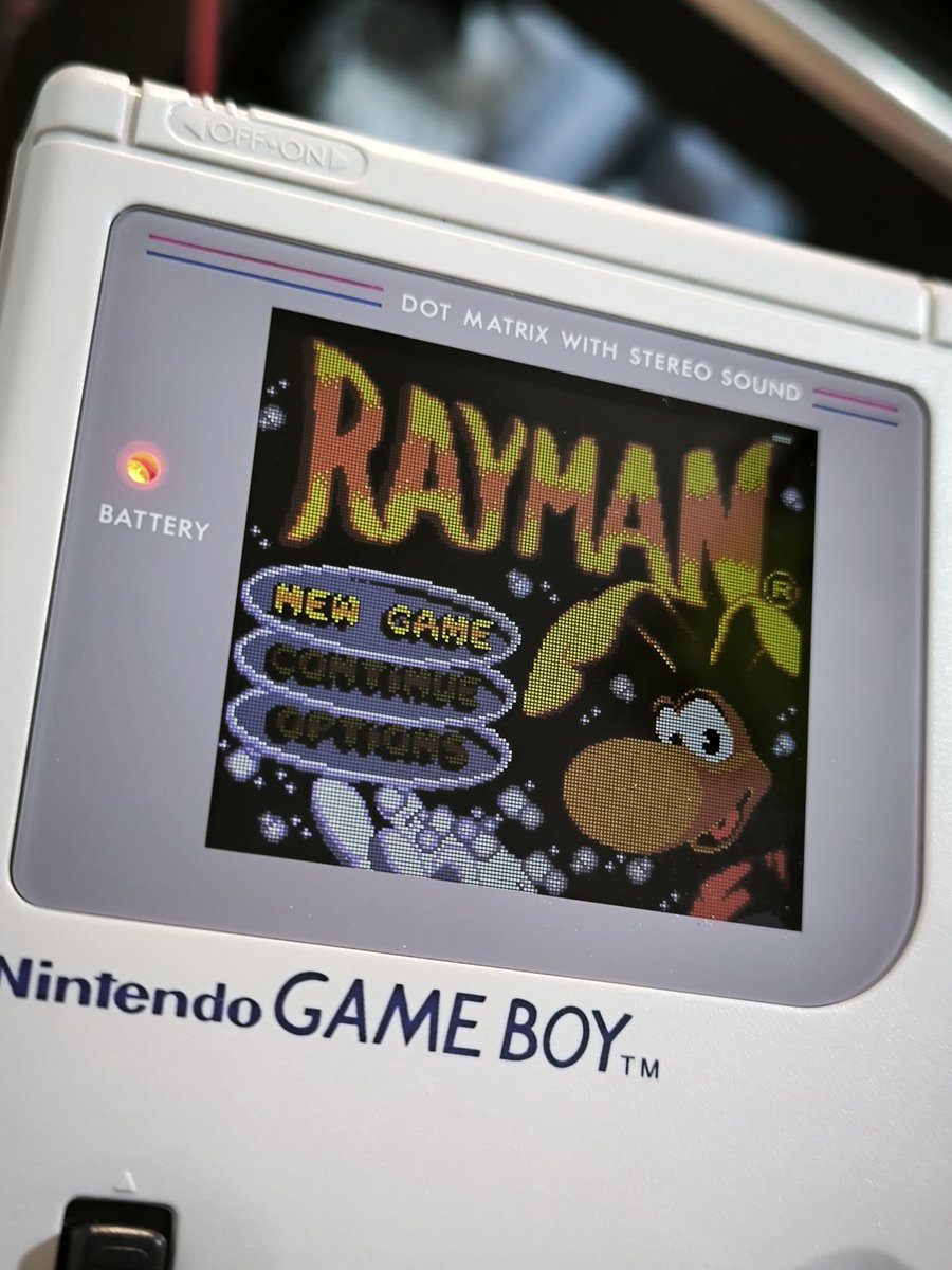 MichaelKnight69's tweet photo. Quelle fantastique petite machine qu'est la DMG-Color. 
Réinterprétation complète de la GameBoy original avec les composants d'une Color a l'intérieur sur des PCB neufs.

Aussi agréable a assembler qu'à jouer, c'est mon coup de cœur des ces dernières années en termes de modding. https://t.co/TOPHsi1nTW