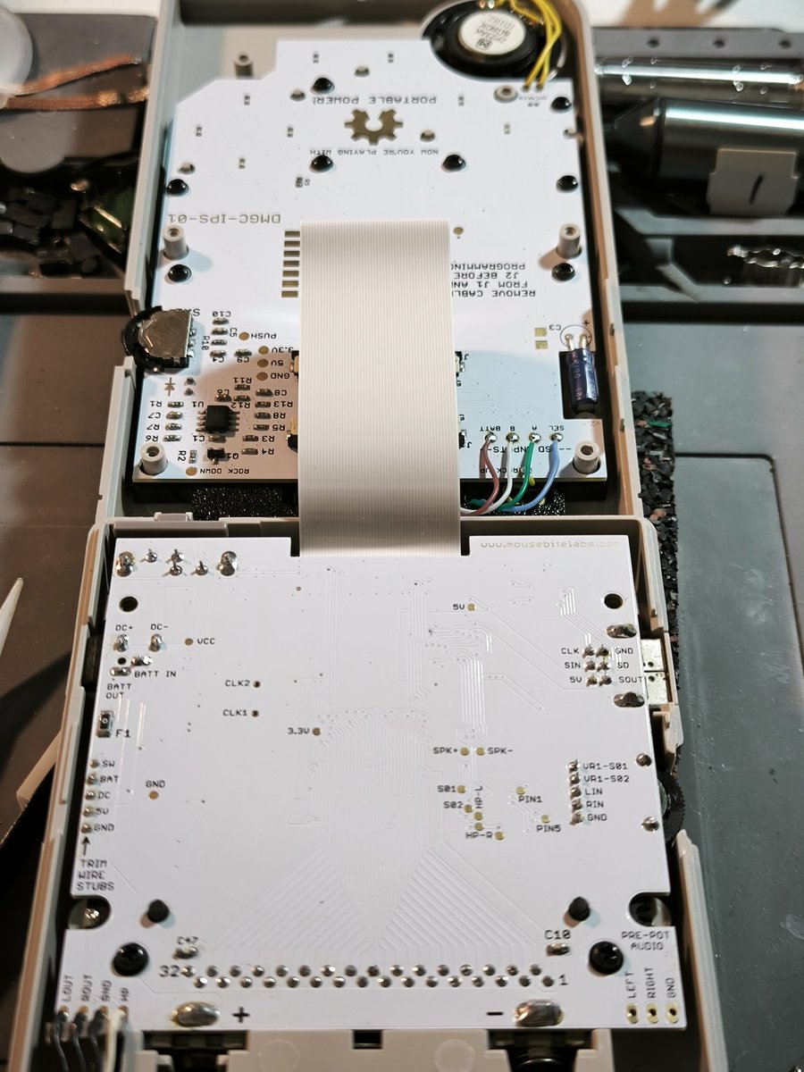 MichaelKnight69's tweet photo. Quelle fantastique petite machine qu'est la DMG-Color. 
Réinterprétation complète de la GameBoy original avec les composants d'une Color a l'intérieur sur des PCB neufs.

Aussi agréable a assembler qu'à jouer, c'est mon coup de cœur des ces dernières années en termes de modding. https://t.co/TOPHsi1nTW