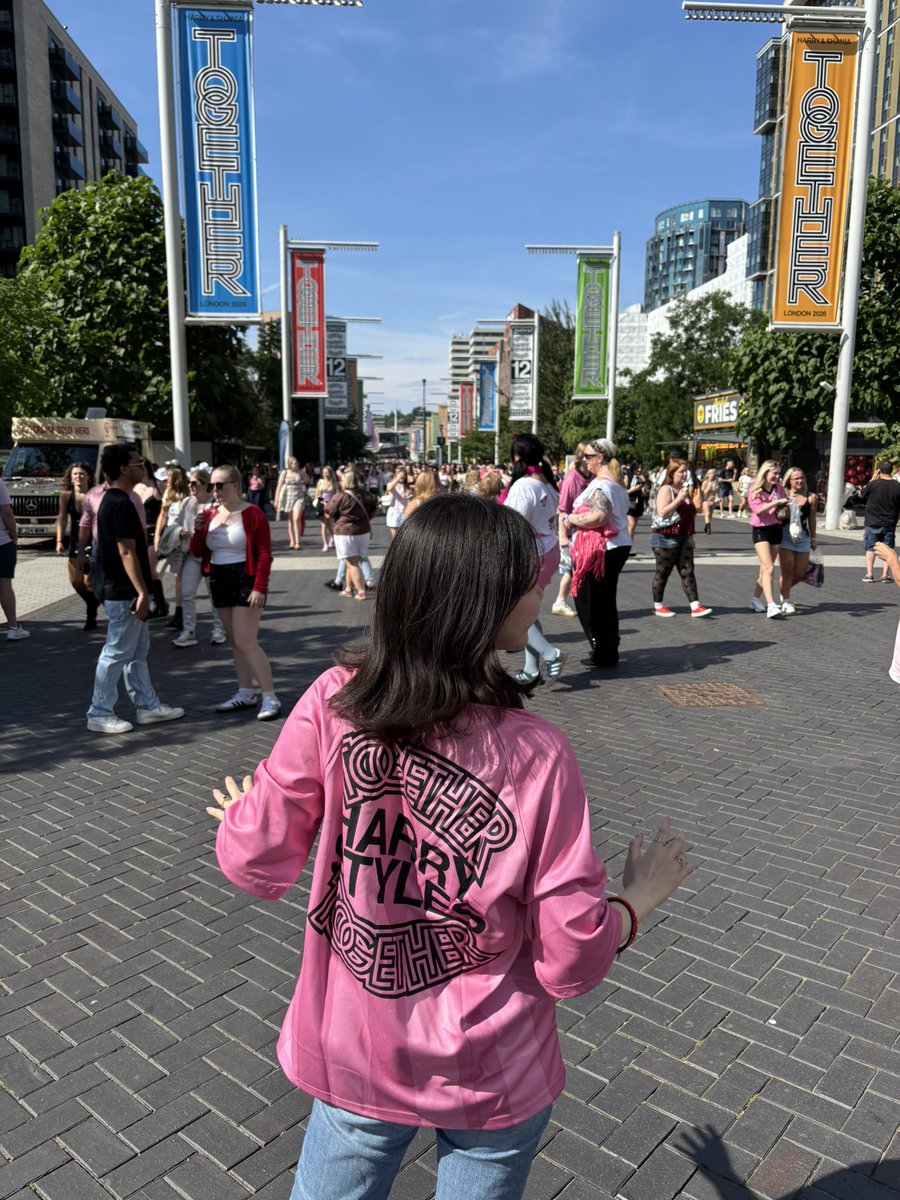 mt1D21's tweet photo. 移住してすぐにハリーライブに行ってきた🇬🇧😭✨
Wembleyで歌うハリーを観れたのは狂ったように1Dのライブ映像を観てことを思うと感慨深すぎた😭💯👏🏻
観客も全員歌ってたと思えるくらい大盛り上がりで海外ならではの異次元な体験だった！！
Thank you @Harry_Styles 🩵🩷
 https://t.co/mdbfzAdPGI https://t.co/LFKvQmyaS8