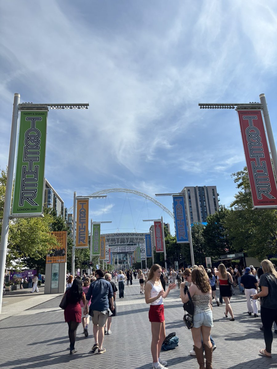 mt1D21's tweet photo. 移住してすぐにハリーライブに行ってきた🇬🇧😭✨
Wembleyで歌うハリーを観れたのは狂ったように1Dのライブ映像を観てことを思うと感慨深すぎた😭💯👏🏻
観客も全員歌ってたと思えるくらい大盛り上がりで海外ならではの異次元な体験だった！！
Thank you @Harry_Styles 🩵🩷
 https://t.co/mdbfzAdPGI https://t.co/LFKvQmyaS8