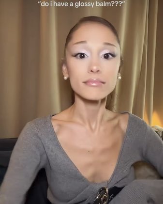 anniebaexquie's tweet photo. ariana just can’t go a day without bodychecking or straining her neck muscles girl relax we know you’re tiny 😭 https://t.co/IpwlvPhsZN