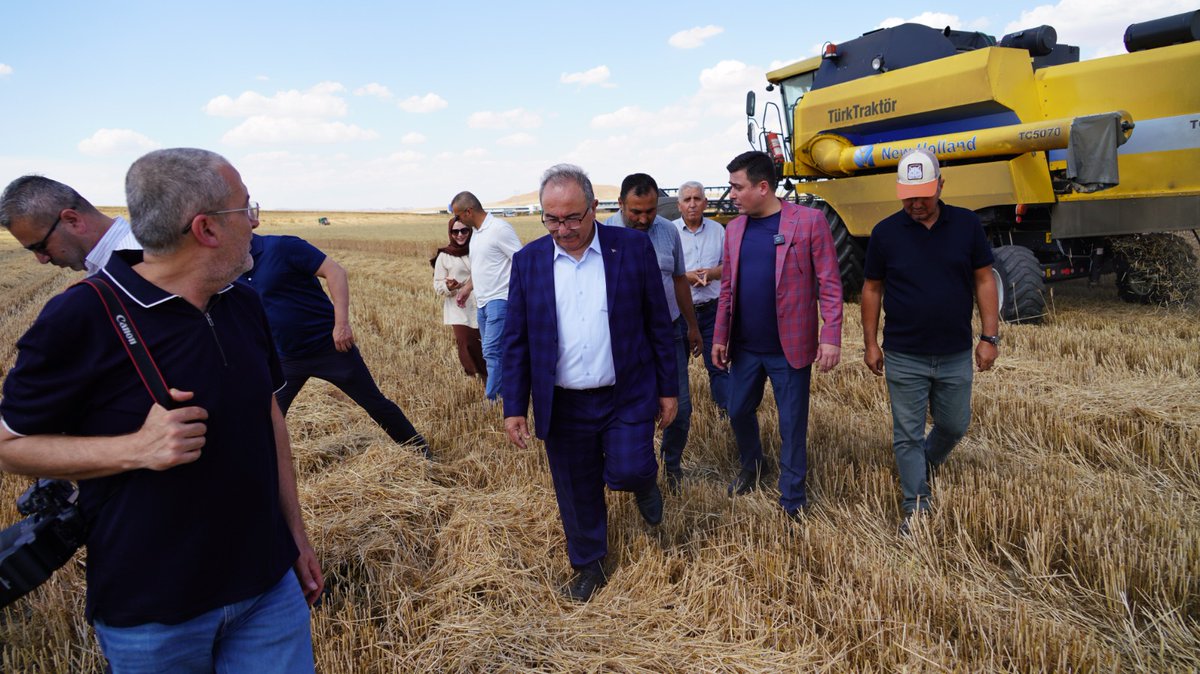 akpartipolatli's tweet photo. 🌾 Ankara Milletvekilimiz Sayın Osman Gökçek, İlçe Başkanımız Sayın İlhami Teke, ilçe başkan yardımcılarımız, yönetim kurulu üyelerimiz,Kadın Kolları Başkanımız ve gençlik Kolları Başkanımız ile birlikte biçim yapan çiftçilerimizi tarlalarında ziyaret ettik. https://t.co/Pt8wnQnEM0