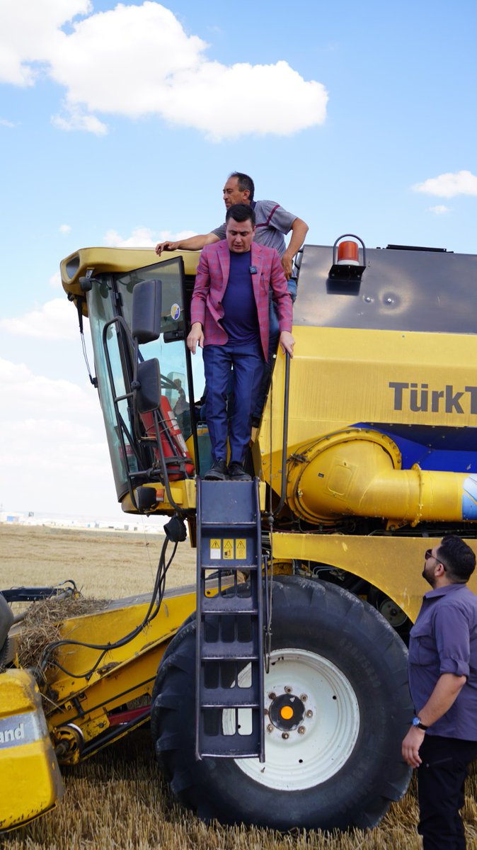 akpartipolatli's tweet photo. 🌾 Ankara Milletvekilimiz Sayın Osman Gökçek, İlçe Başkanımız Sayın İlhami Teke, ilçe başkan yardımcılarımız, yönetim kurulu üyelerimiz,Kadın Kolları Başkanımız ve gençlik Kolları Başkanımız ile birlikte biçim yapan çiftçilerimizi tarlalarında ziyaret ettik. https://t.co/Pt8wnQnEM0
