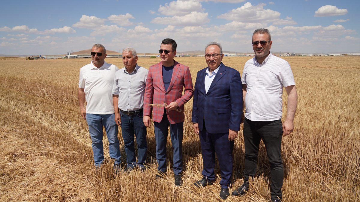 akpartipolatli's tweet photo. Hasat döneminde büyük emek ve özveriyle çalışan üreticilerimizle bir araya gelerek bereketli bir sezon temennisinde bulunduk, talep ve önerilerini dinledik. Alın teriyle toprağı işleyen tüm çiftçilerimize emekleri için teşekkür ediyor, https://t.co/8209IiYXvW