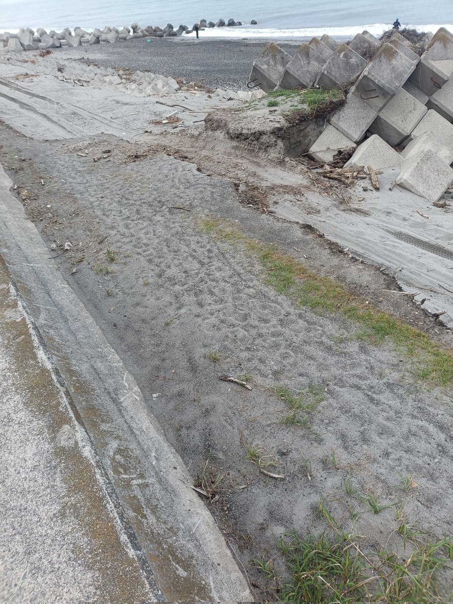 dutpb21's tweet photo. 台風後の天竜川河口東岸調査
川の形状は、あまり変わってなくて、砂が溜まって水位が低くなった感じ。
海岸が、削られて段差ができて通れなくなってた筈なのにしっかり行けるように段差無くなってる。
多分重機で掘ってある　車両進入禁止の立て看板が流されたようだ。知らんけど https://t.co/yNX71KotUG