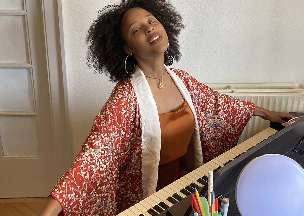 SongwritingMag's tweet photo. A Roland piano, bright light, tea, and adventures on a bicycle form the foundation of this deeply personal creative practice. #JordanJackson shares her songwriting survival kit... https://t.co/WdFzHJ58Gd https://t.co/4GwnkZYf46