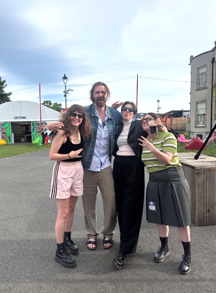 PortalHozierBr's tweet photo. Hozier com a banda Pillow Queens, hoje em Dublin 🖤 (📷 pillowqueensband) https://t.co/NHbvirQV0A